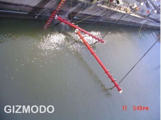 Illustration for article titled Photos of Plane Being Lifted From the Hudson Are Staggering